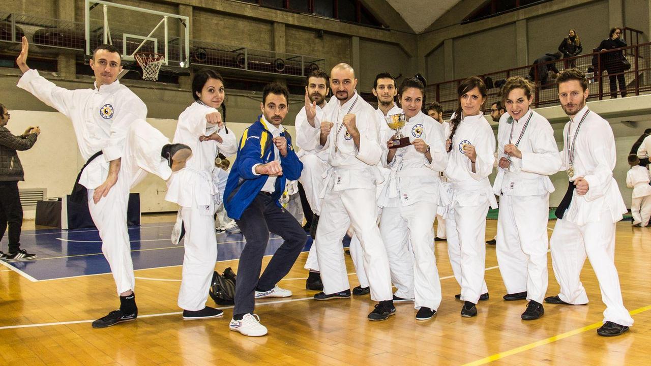 Christian Bachini al centro di un gruppo di Kung fu