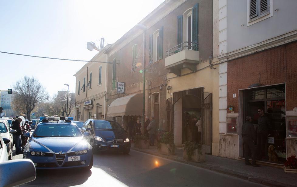 Alghero, si toglie la vita nell’androne di casa 