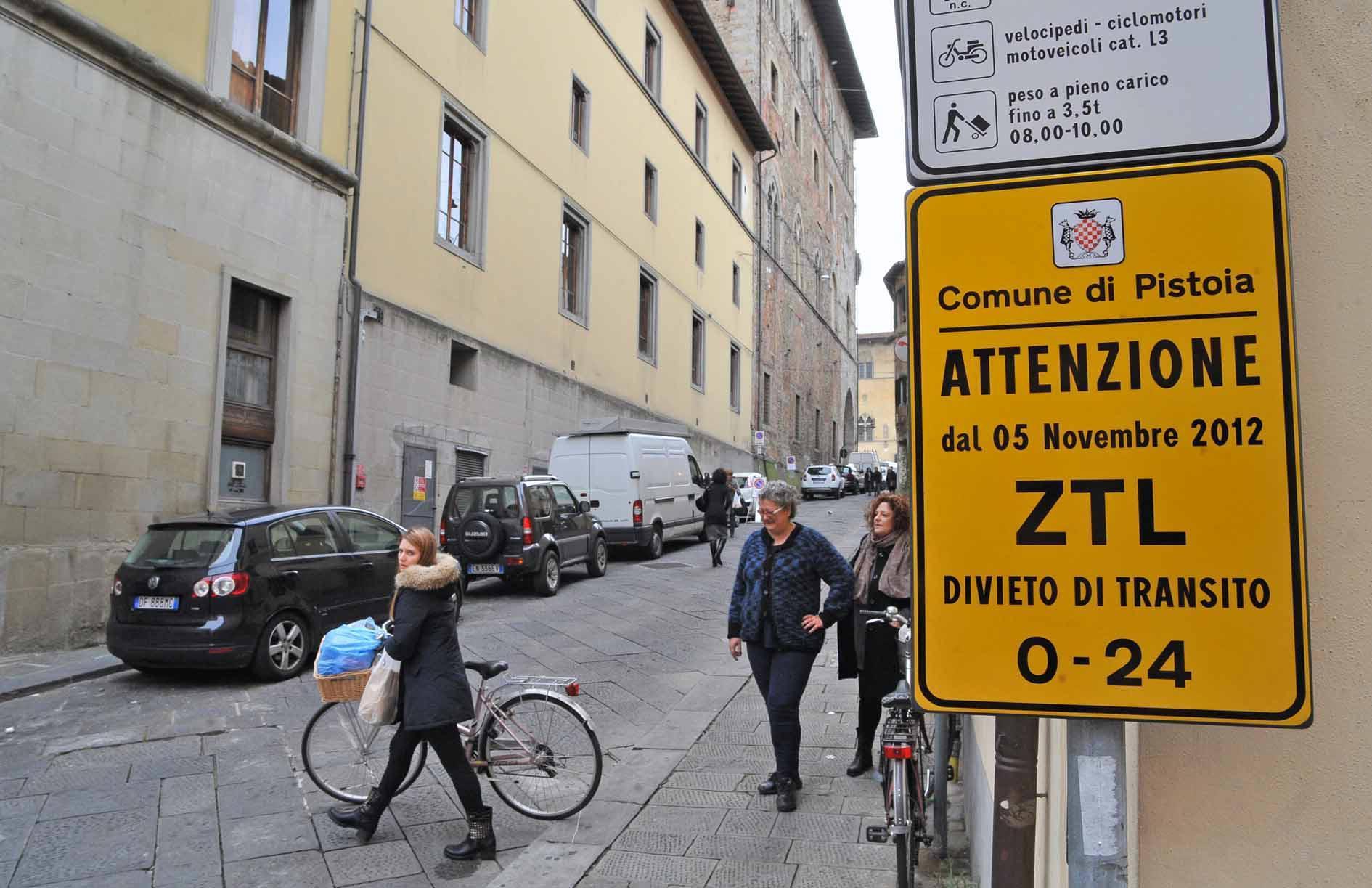 L'accesso a un'area a traffico limitato in centro (foto Gori)