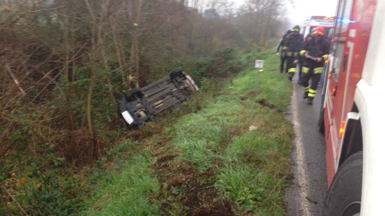 Auto finisce nella scarpata, conducente incastrato tra le lamiere