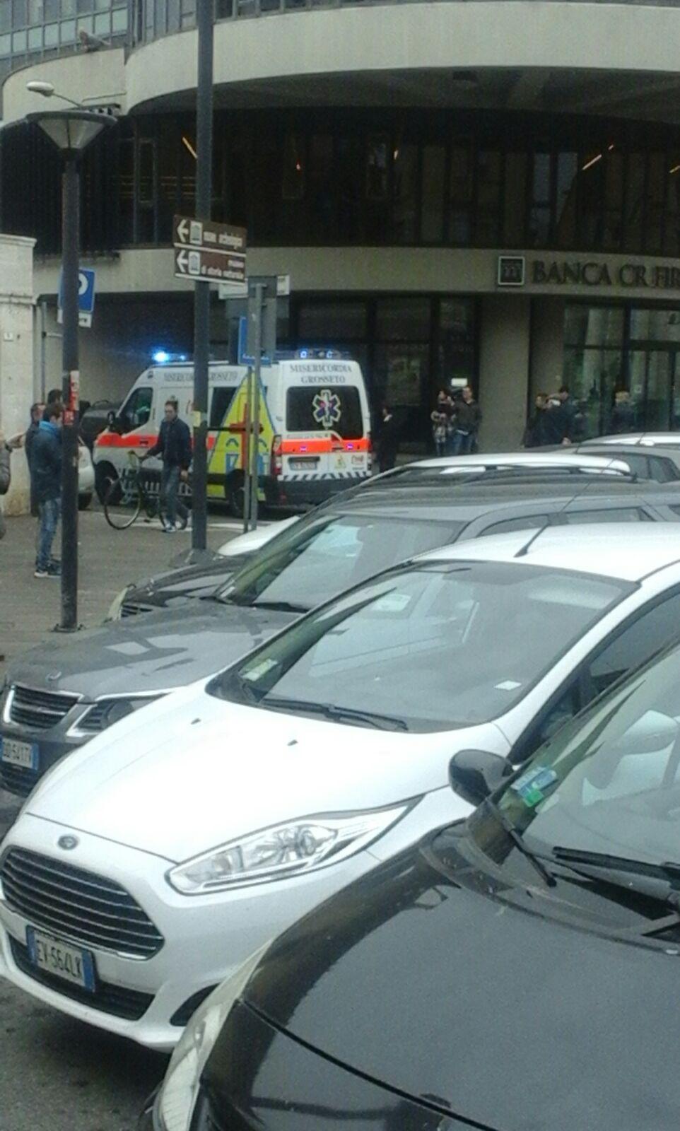 L'ambulanza in via Bonghi 