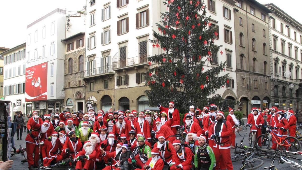 I Babbi Natale in piazza Duomo