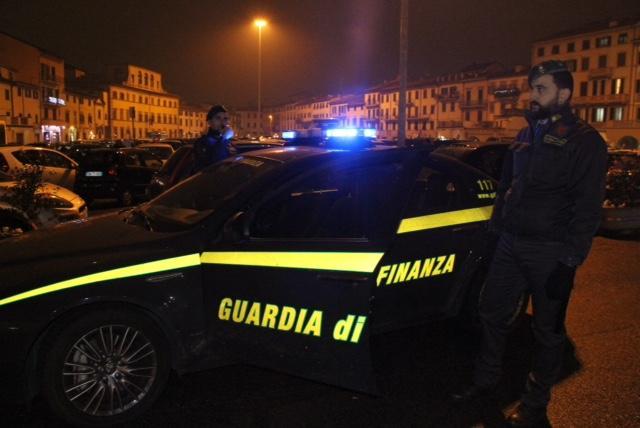 La Guardia di Finanza in piazza Mercatale