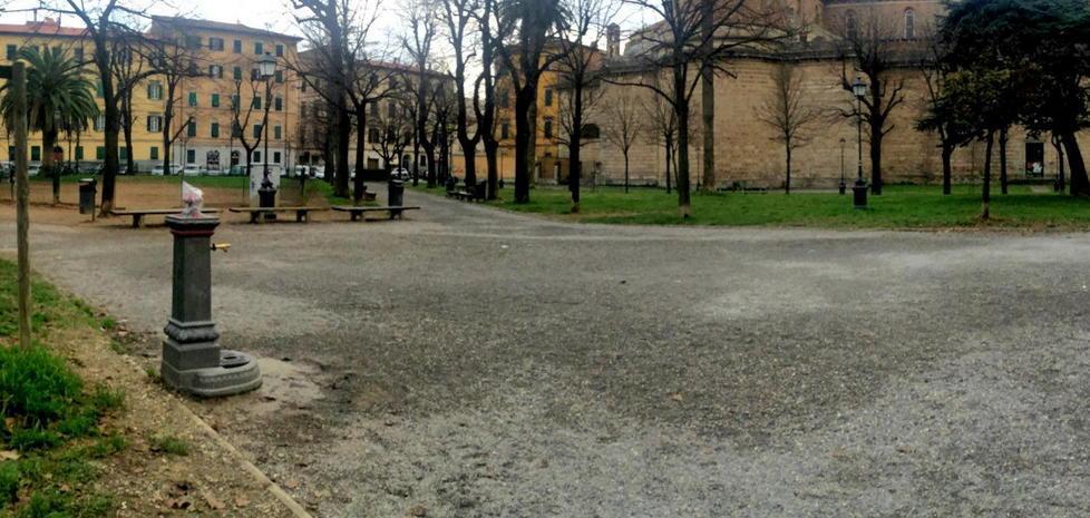 Rimprovera un gruppo di bulli, pensionato pestato 