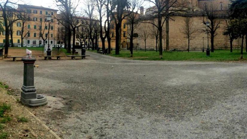 Rimprovera un gruppo di bulli, pensionato pestato