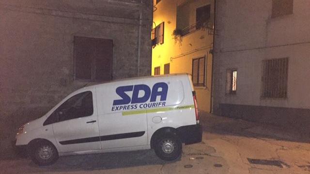 Il furgone del corriere rapinato nel centro di Orgosolo