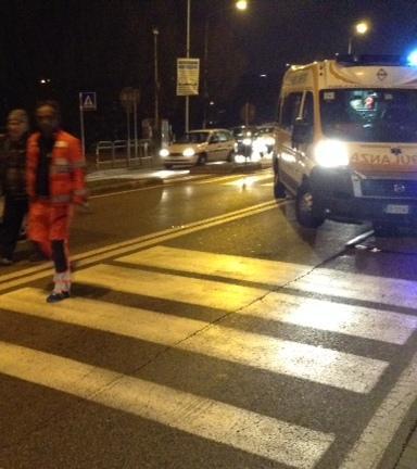 Investito bimbo in passeggino Donna travolta da un’auto