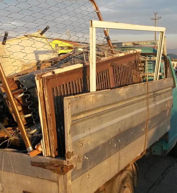 Sonore multe ai camioncini che raccolgono il ferro