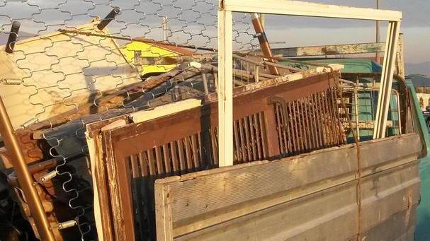 Sonore multe ai camioncini che raccolgono il ferro