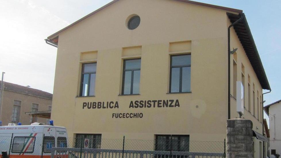Cade da cavallo in un maneggio, in ospedale con vari traumi