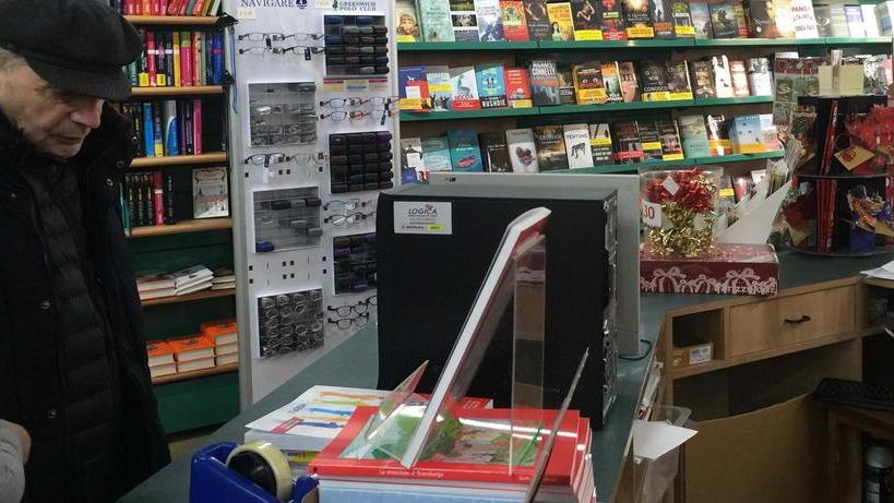 Ladri all’assalto della libreria, portati via soldi e due pc