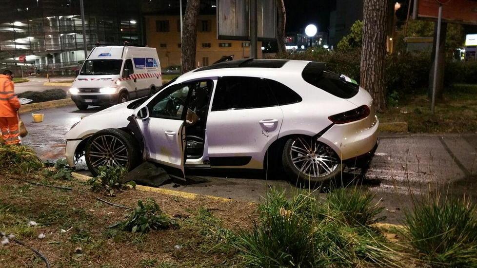 Ritrovata e subito sfasciata la Porsche rubata nella villa Lupi