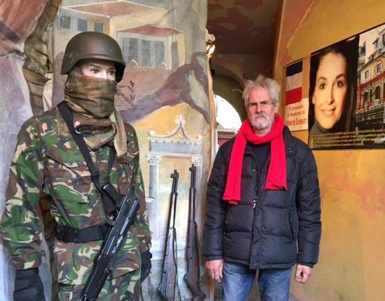 Un militare all’ingresso del presepe di Maglietta 