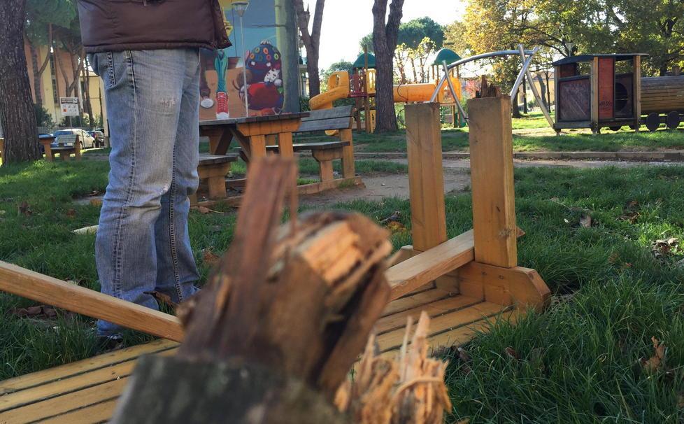 Panchine distrutte e fioriere prese a calci 