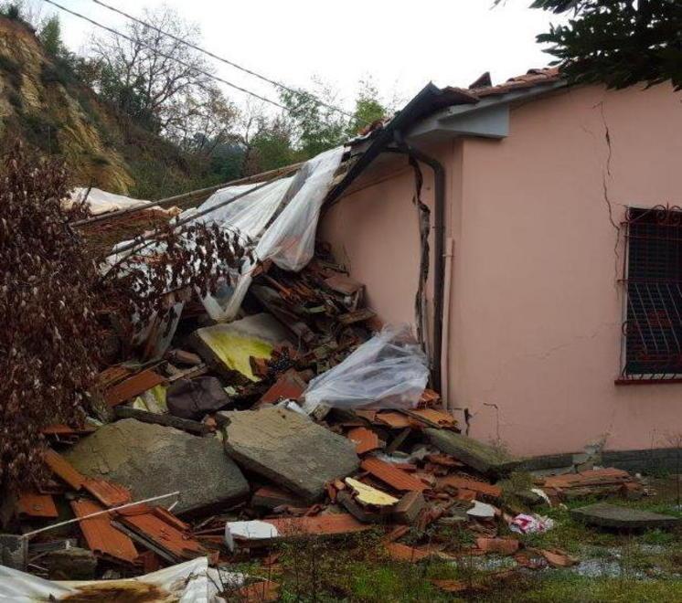 Smurano la porta blindata e svaligiano la cassaforte 