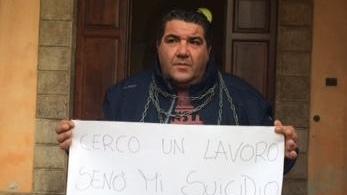 La protesta «Cerco un lavoro o la faccio finita»