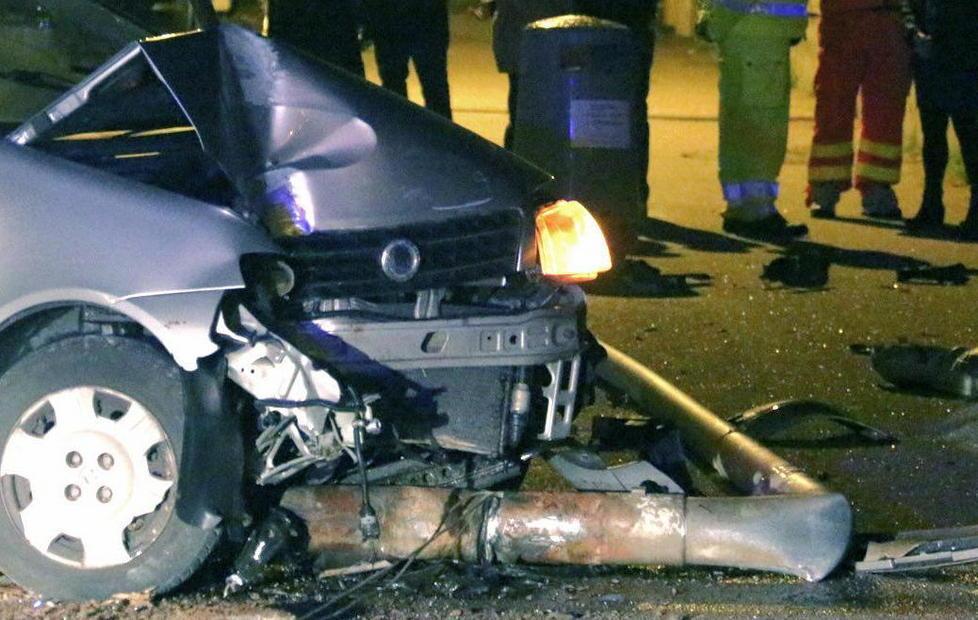 Si schianta in auto contro un lampione e lo distrugge