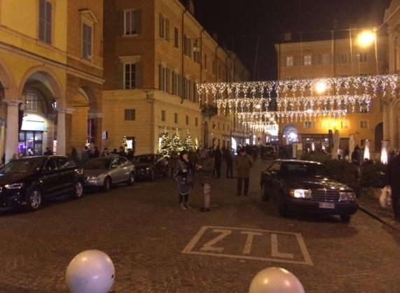 Sosta abusiva in Largo San Giorgio. Il Comune di Modena: «Linea dura con i furbi» 