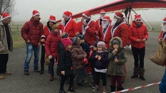 La nebbia ferma l’aereo ma non il Babbo Natale solidale