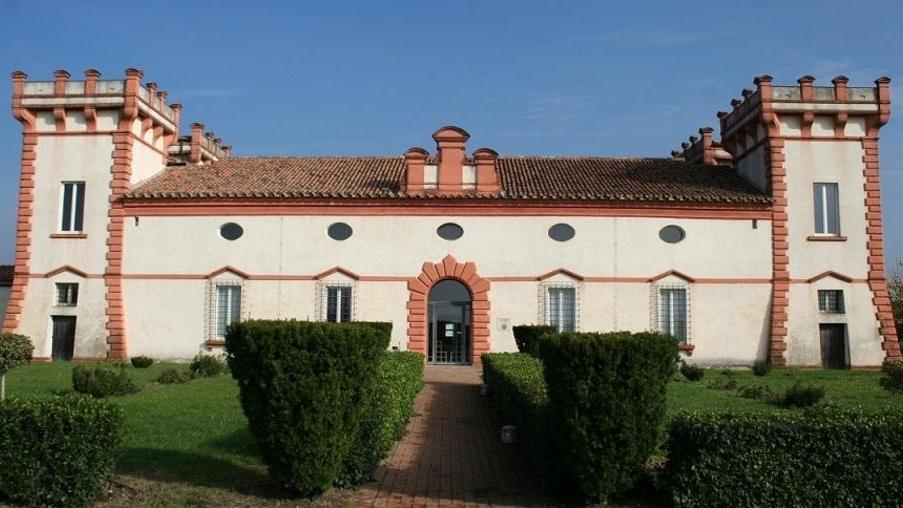 Vandali, festino alla Delizia Danneggiato il giardino