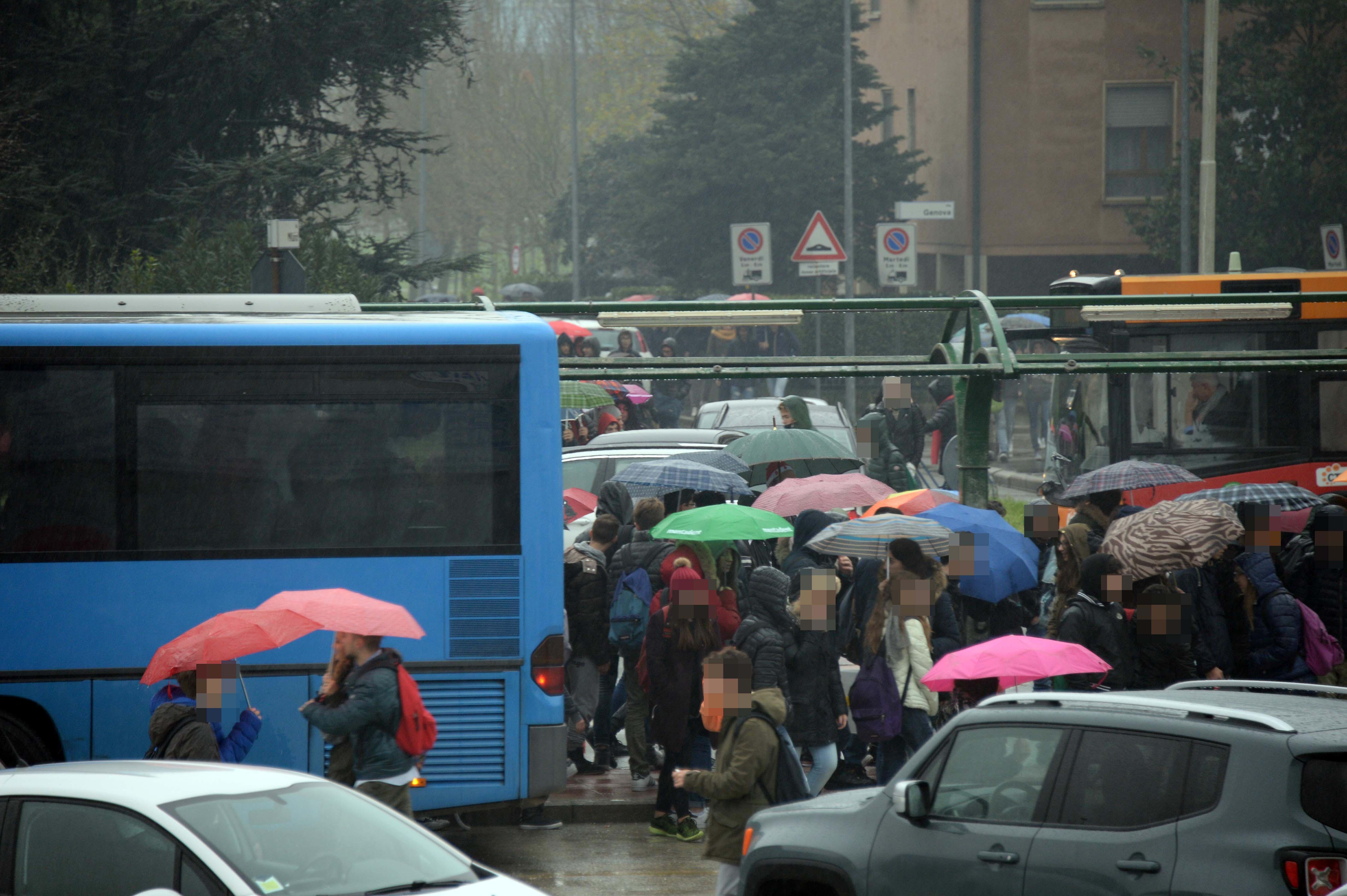 Studenti alla fermata dell'autobus dove è accaduto l'incidente