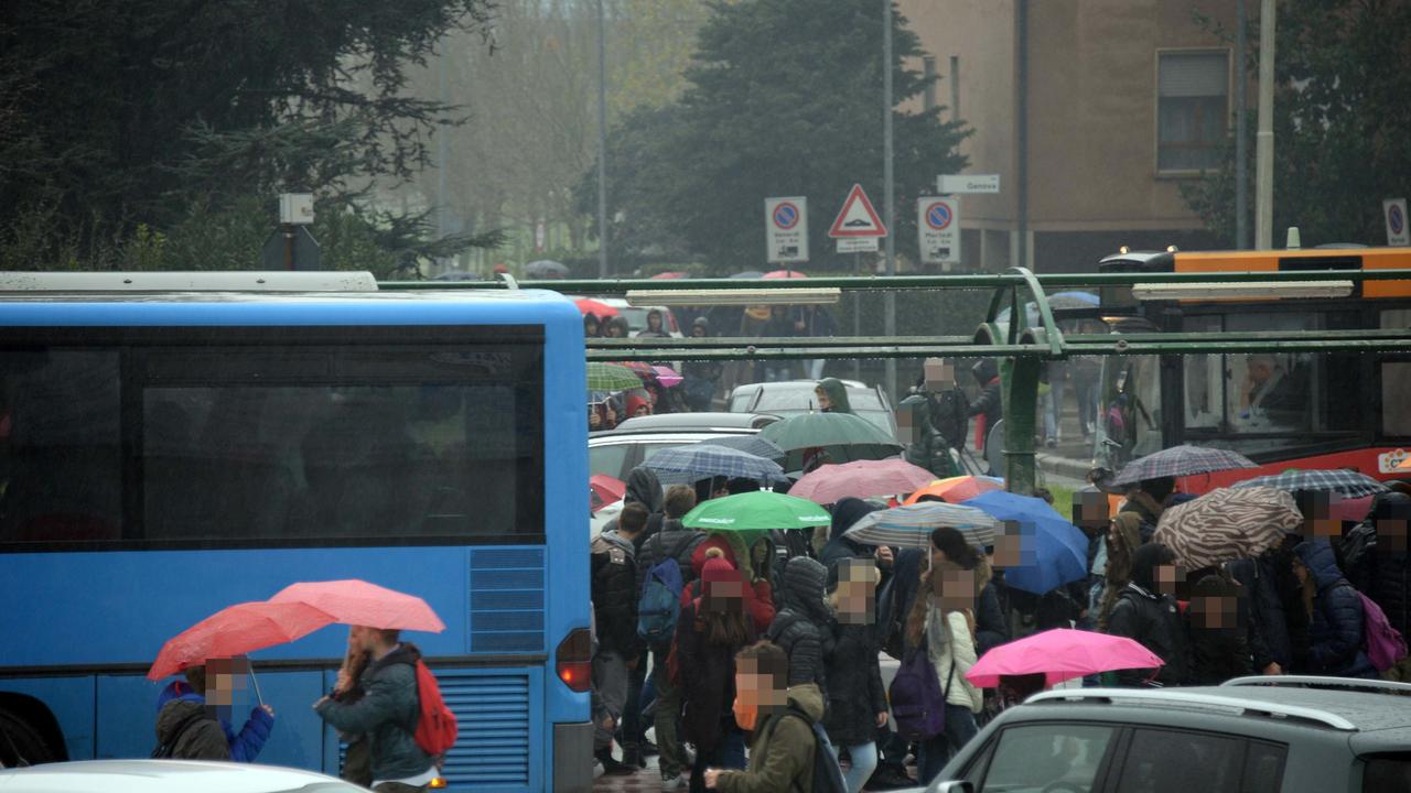 Studenti alla fermata dell'autobus dove è accaduto l'incidente