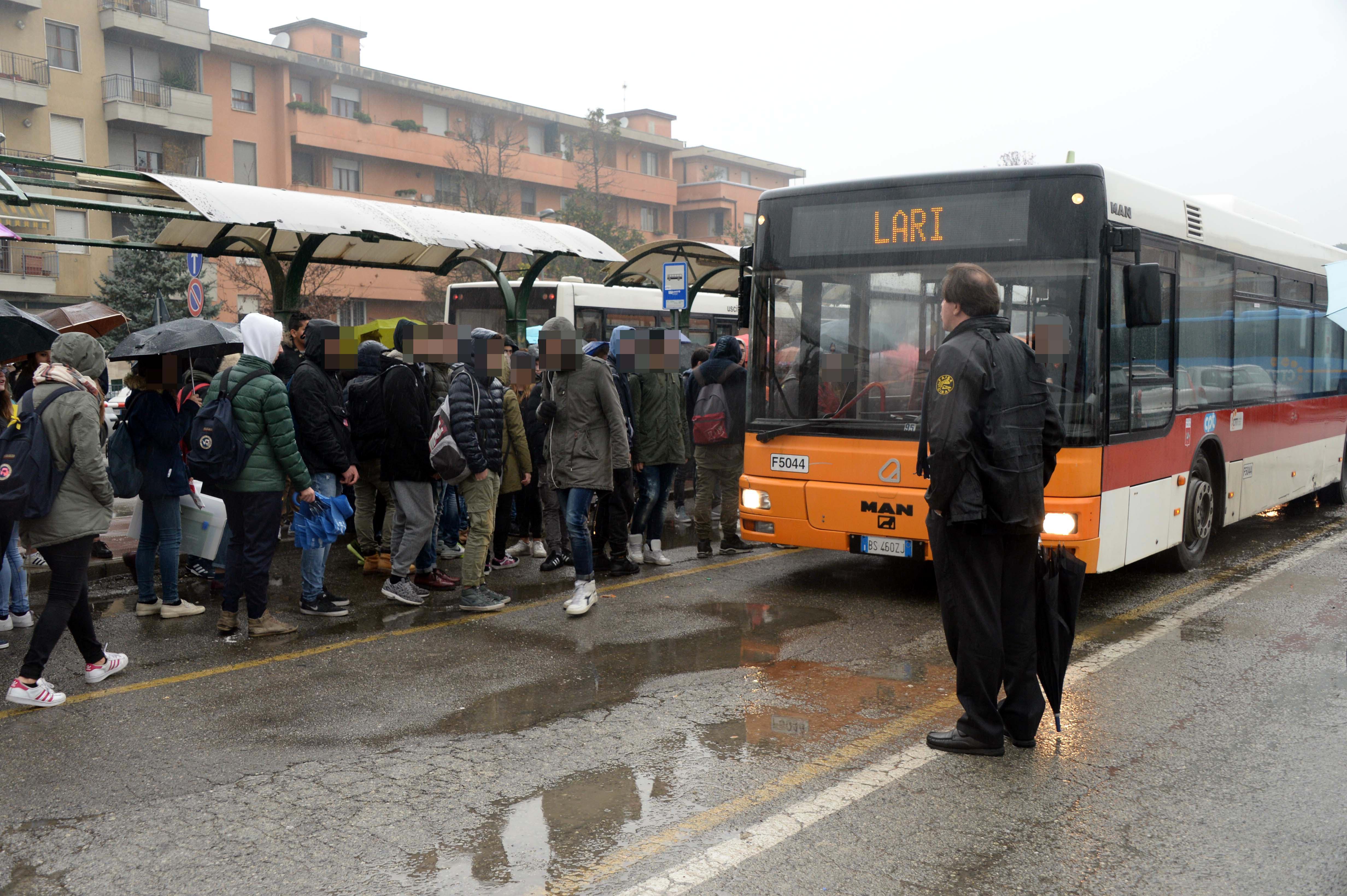 Controlli alla fermata dell'autobus vicino al villaggio scolastico