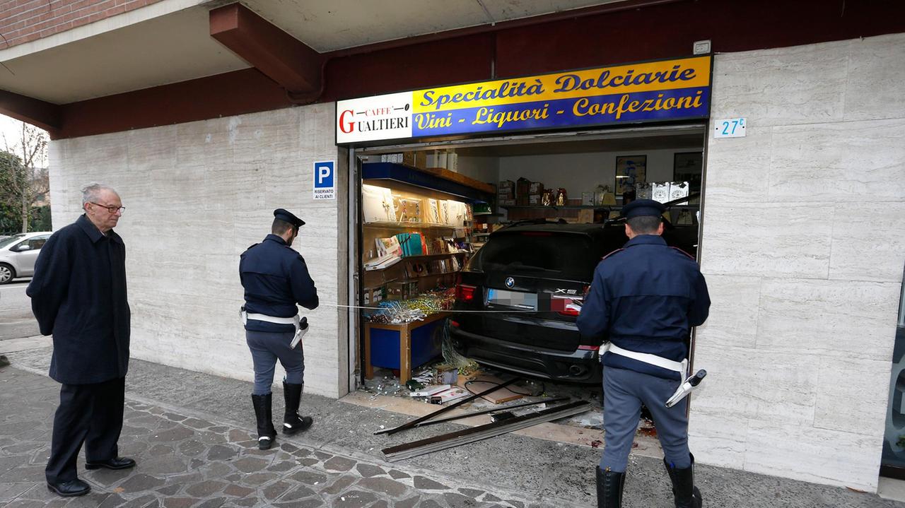 Il suv dentro "La bottega dei golosi 2"