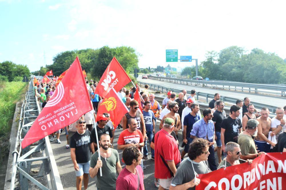 Un momento di una passata protesta dei lavoratori dell'indotto Eni