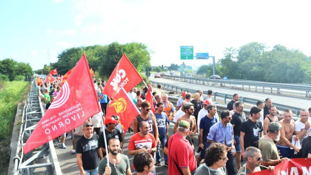 Un momento di una passata protesta dei lavoratori dell'indotto Eni