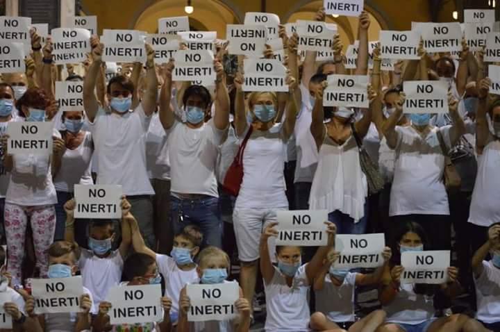 Un flash mob contro la localizzazione degli inerti a Casale