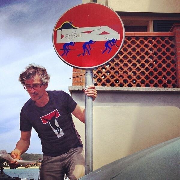 L'artista Clet all'opera