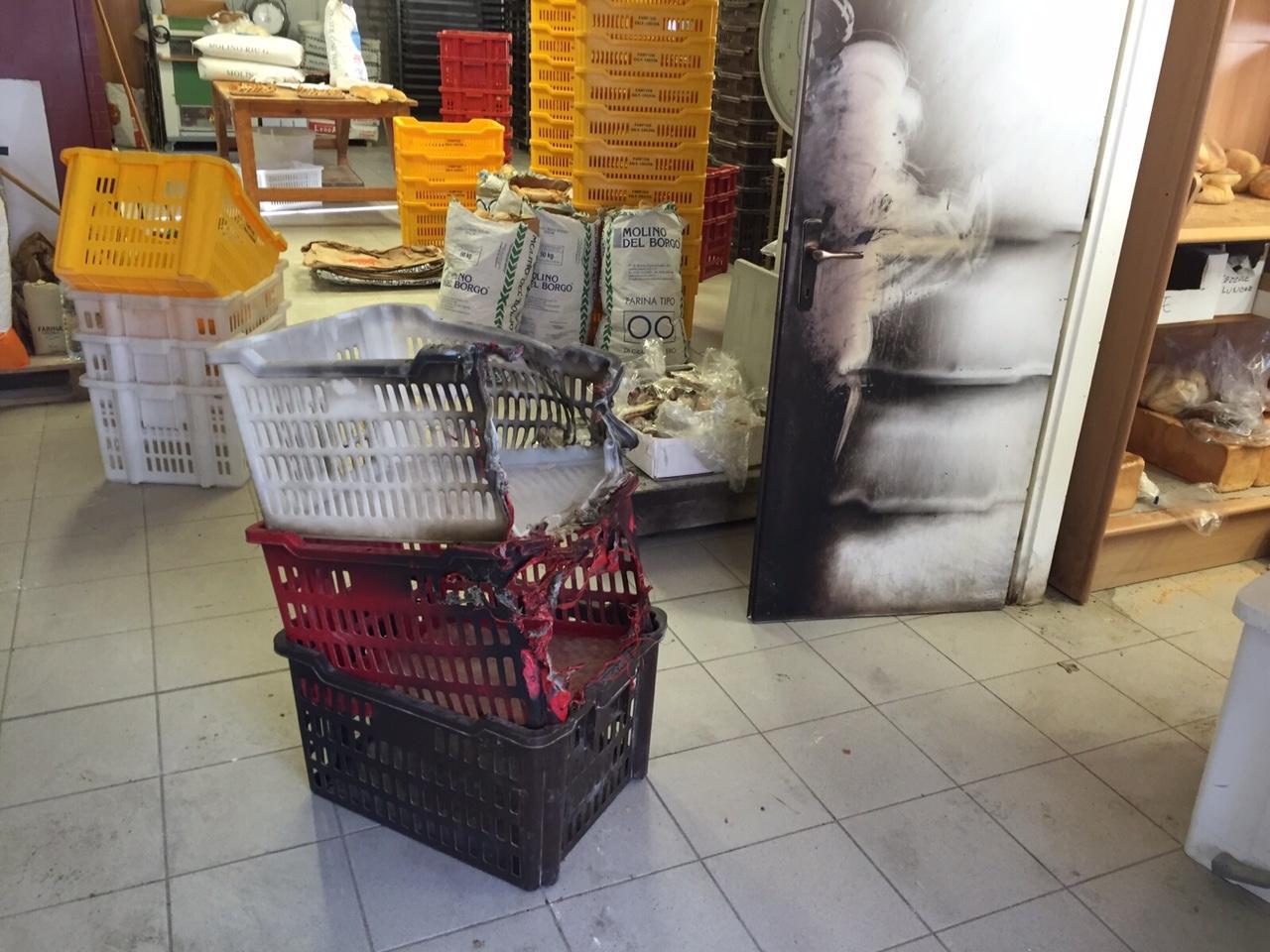 Alcune cassette incendiate all'interno del panificio