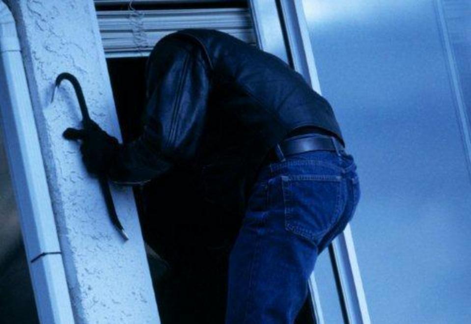 Si sveglia e trova il ladro in camera 