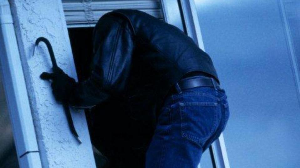 Si sveglia e trova il ladro in camera