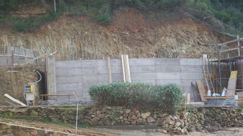 Il muro sulla spiaggia dello Zuccale