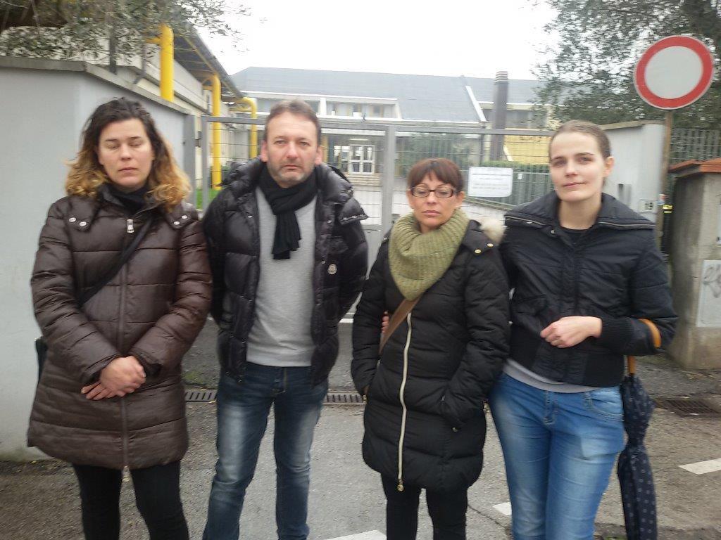I genitori davanti alla scuola elementare di Bagnolo