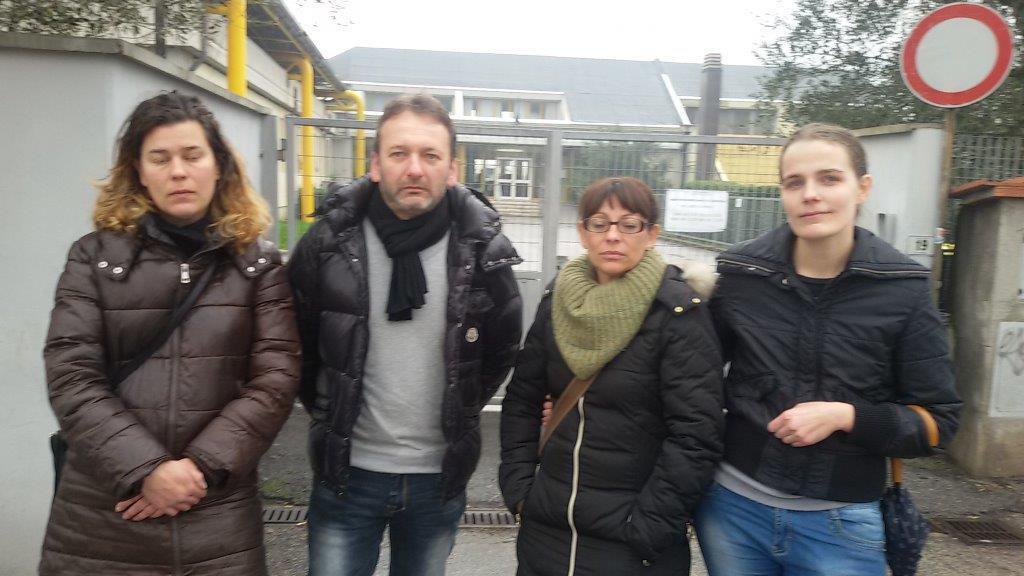 I genitori davanti alla scuola elementare di Bagnolo