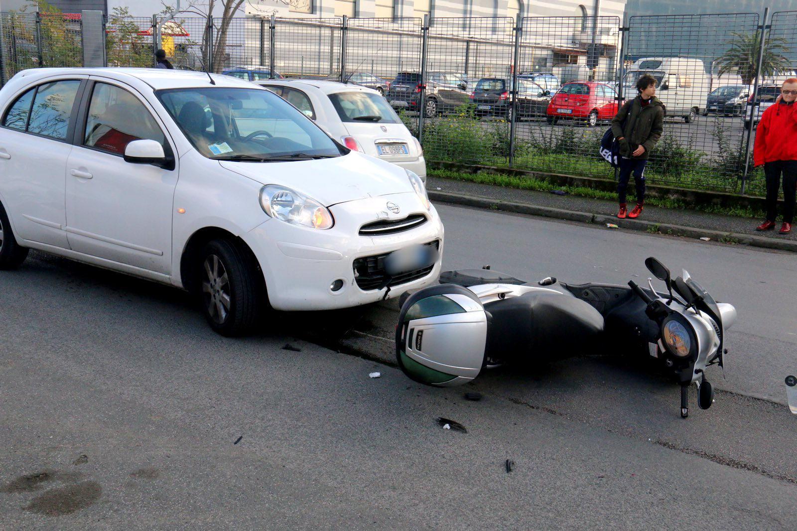 Incidente in via Mastacchi tra due auto e uno scooter