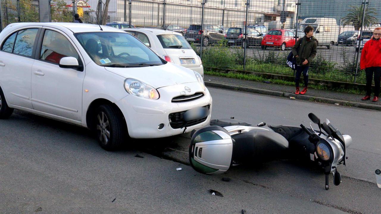 Incidente in via Mastacchi tra due auto e uno scooter