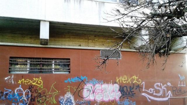 Orologio, i residenti a Vecchi: "Vogliamo anche noi i muri puliti dai graffiti"