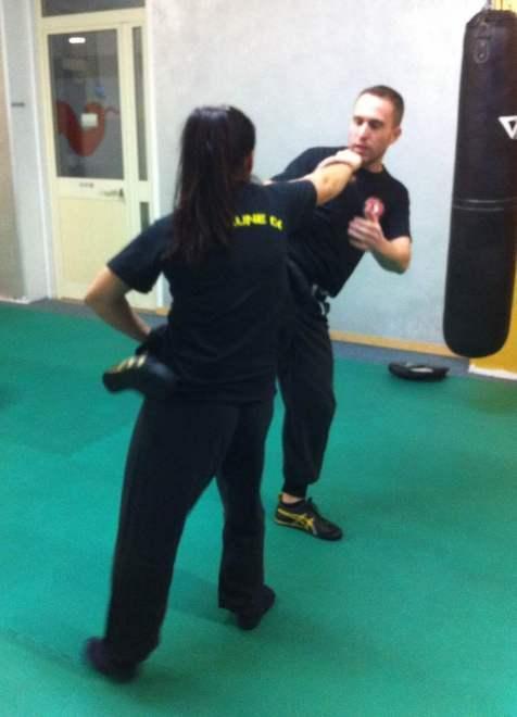 Il maestro Roberto Dettori allena una sua allieva 