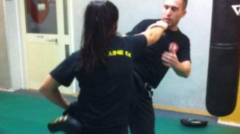 Il maestro Roberto Dettori allena una sua allieva