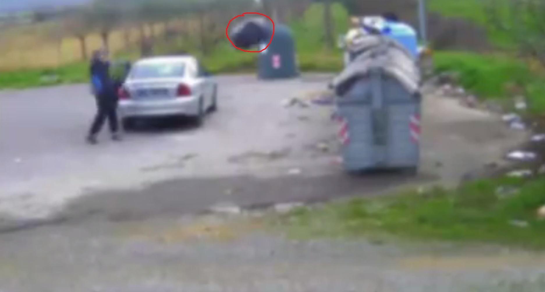 Un fermo immagine del video postato su Facebook sul "furbetto" della spazzatura