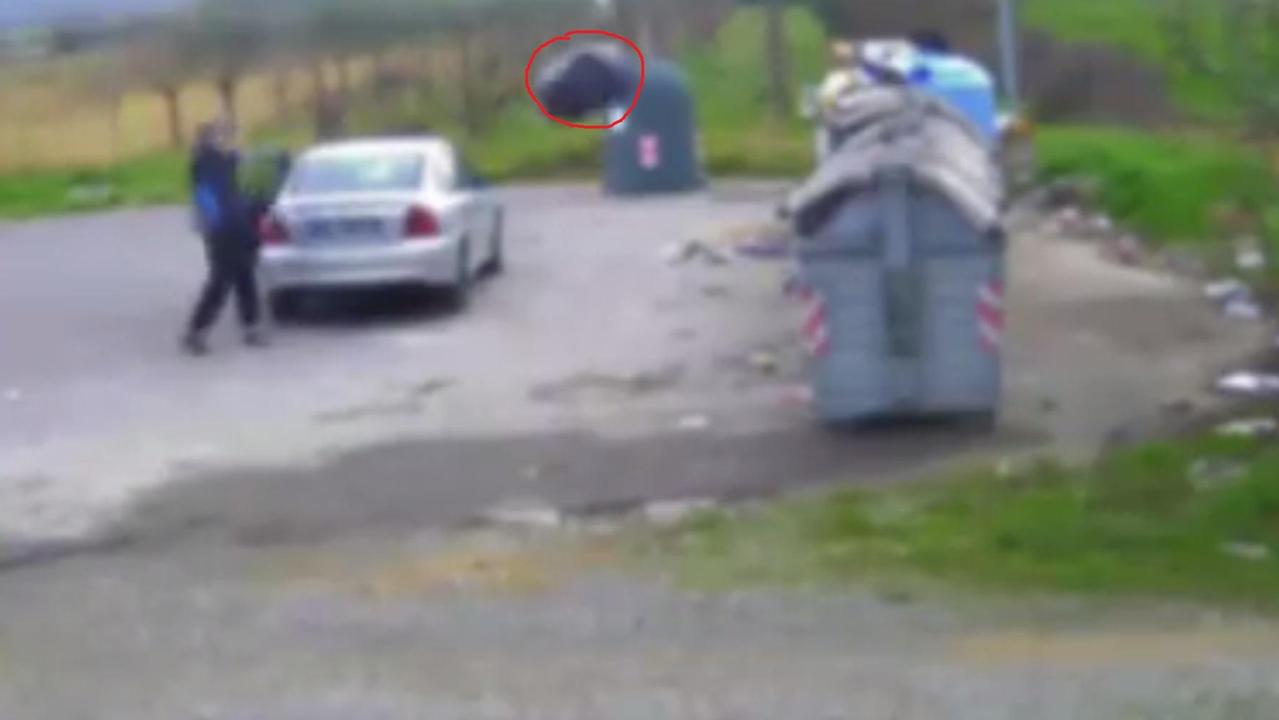 Un fermo immagine del video postato su Facebook sul "furbetto" della spazzatura