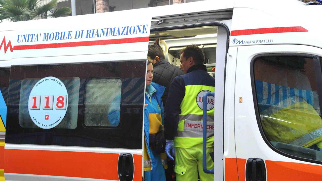 Cade a terra urtato da un furgone: gravissimo cicloamatore