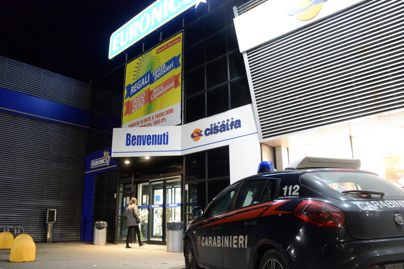 I carabinieri davanti a Euronics dopo la rapina
