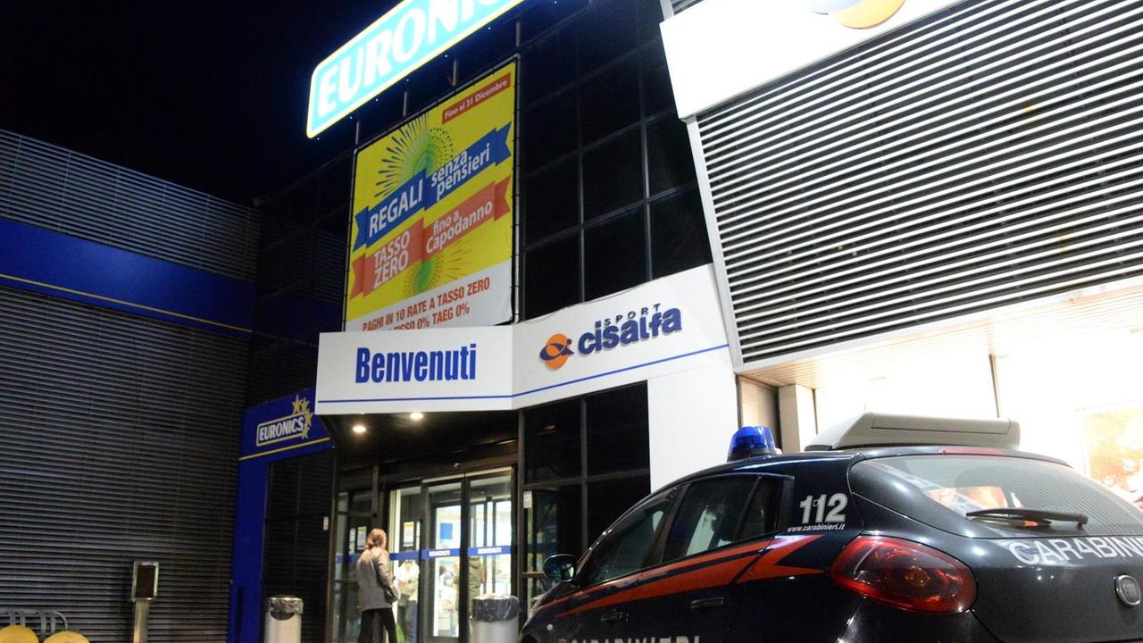 I carabinieri davanti a Euronics dopo la rapina