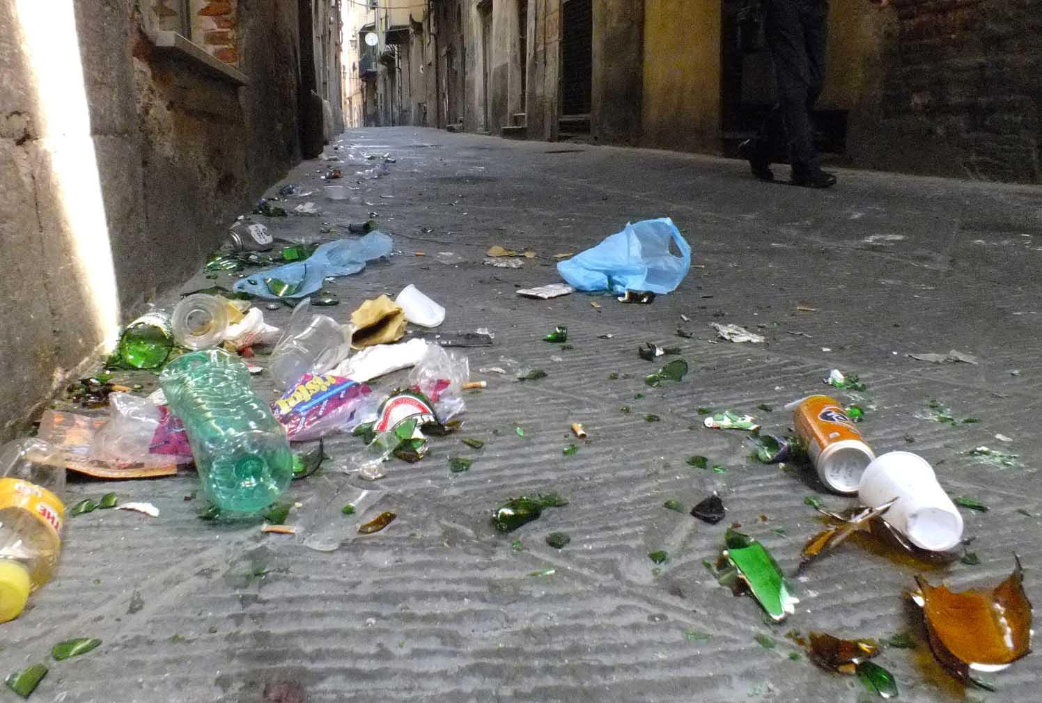 Rifiuti in una strada del centro