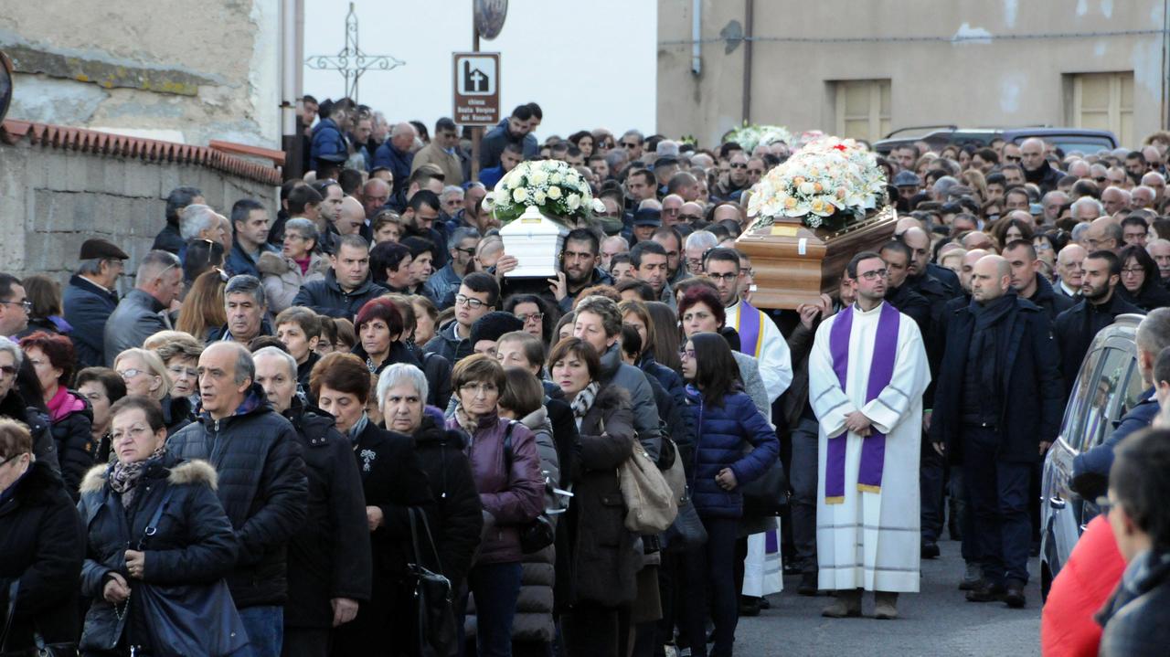 Le immagini del funerale (foto Massimo Locci)